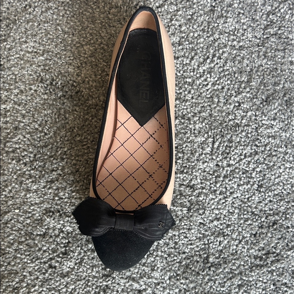 CHANEL Black and Pink Bow Flats - Picture 4 of 5